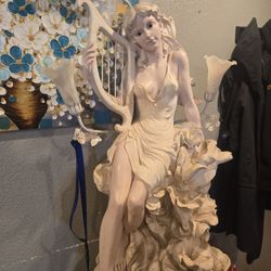 European Style  Water  Fountain  And Lamp