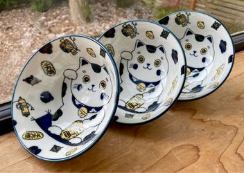 Set of Three Japanese Mino Ware Ceramic Bowls Decorated w/White and Navy Maneki-neko Design