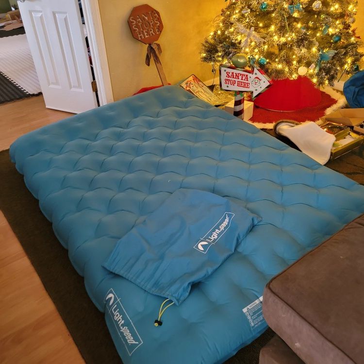 2 Person Air mattress Like New (New $100) Light Speed