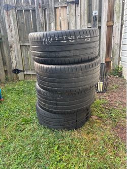 Michelin Pilot Sport 4S 235/35ZR20 Performance Tire