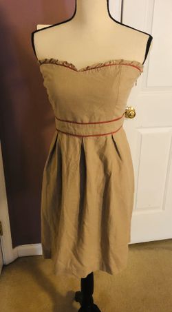 Sleeveless khaki dress with pink accents