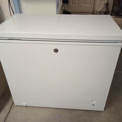 GE 7.0 Cu. Ft. Manual Defrost Chest Freezer 