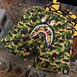 BAPE Green Camo Shark Sweat Shorts – Green Camo – 2XL – PreOwned