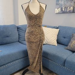 Leopard Print halter top ruched dress
Slit on the side of dress
Size small (stretchy material)
