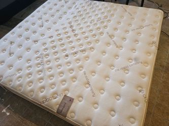 Saatva King Mattress And Box Spring 🌙