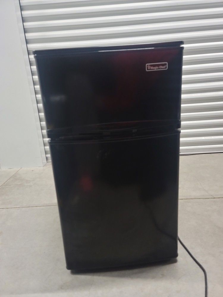 Magic Chef Mini Fridge With Freezer