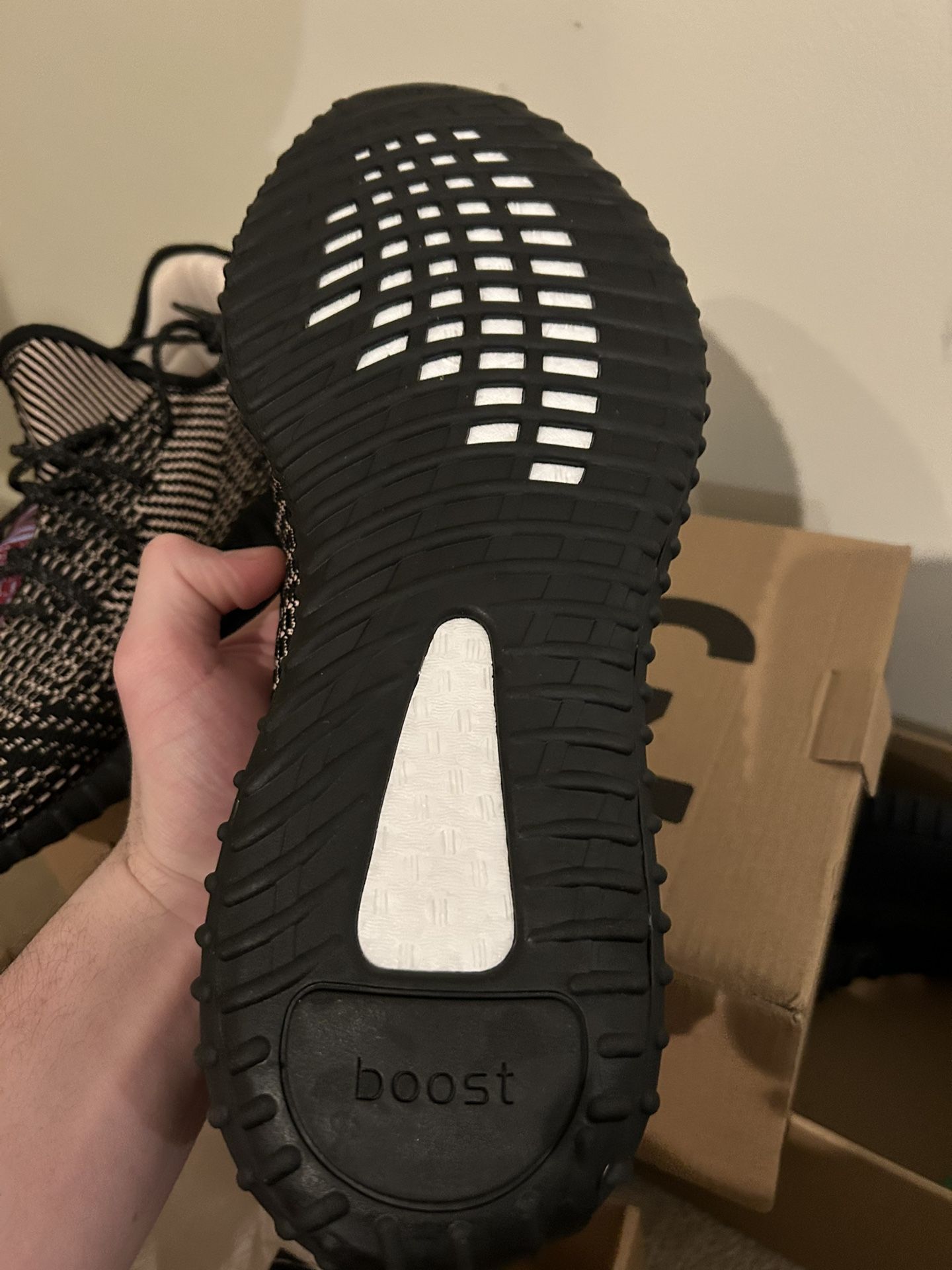 Yeezy Boost 350 V2 Adidas Yeezy Yecheil Noir Adidas Yeezy Yecheil - Main Image