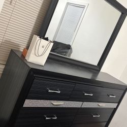 Juego De Cuarto De Lujo King En Muy Buen Estado Muy Bien Cuidado Con Unas Gavetas Especiales Para Joyas Lo Nesesito Sacar Urgente Por Eso El Precio 