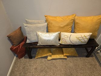 ( 11 ) Decorative Pillows 