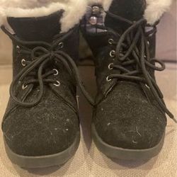 Women’s Black faux fur ankle boots, Round Toe Lace Up size 8