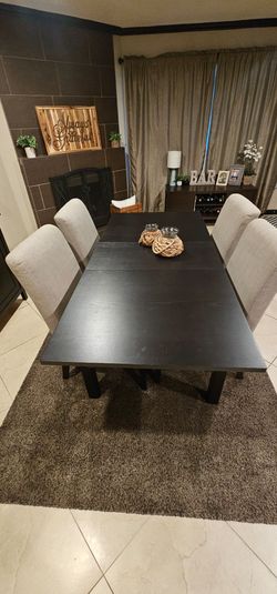 Dining table / 4 chairs