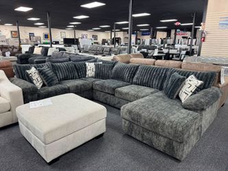 Sectional with Chaise 🚚WE DELIVER🚚