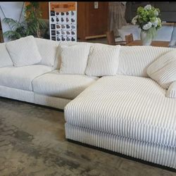 New/ White Sofa Chaise, Seccional, Couch, Sectional 