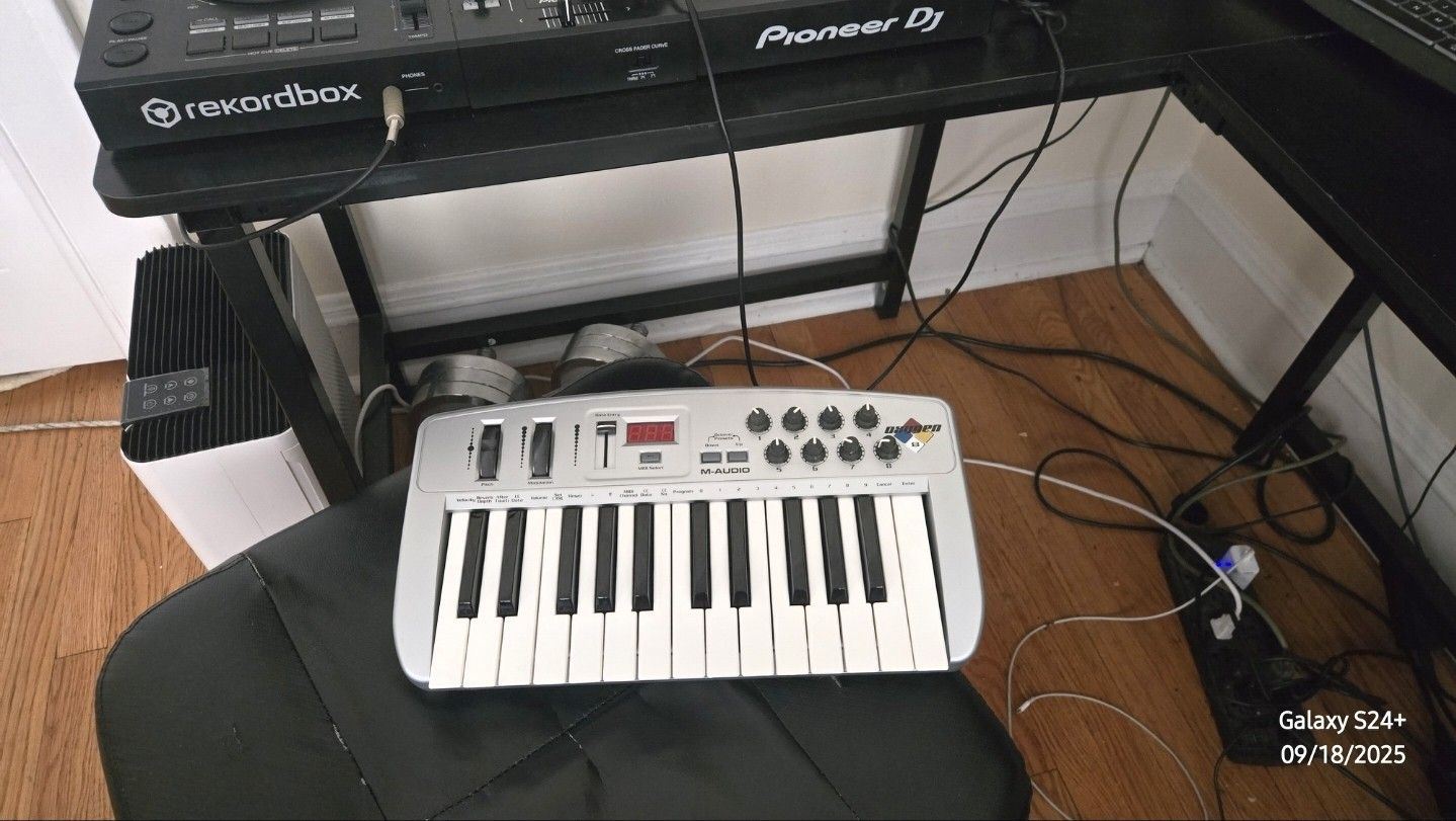 The M-Audio Oxygen 8 v2 25-Key MIDI Controller