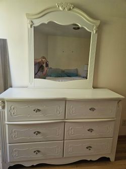 Ashley Exquisite French Provincial Bedroom Set – 3 Matching Pieces – Northbrook IL