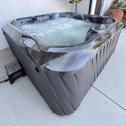Jacuzzi Brand Hot Tub J-225 - Seats 5
