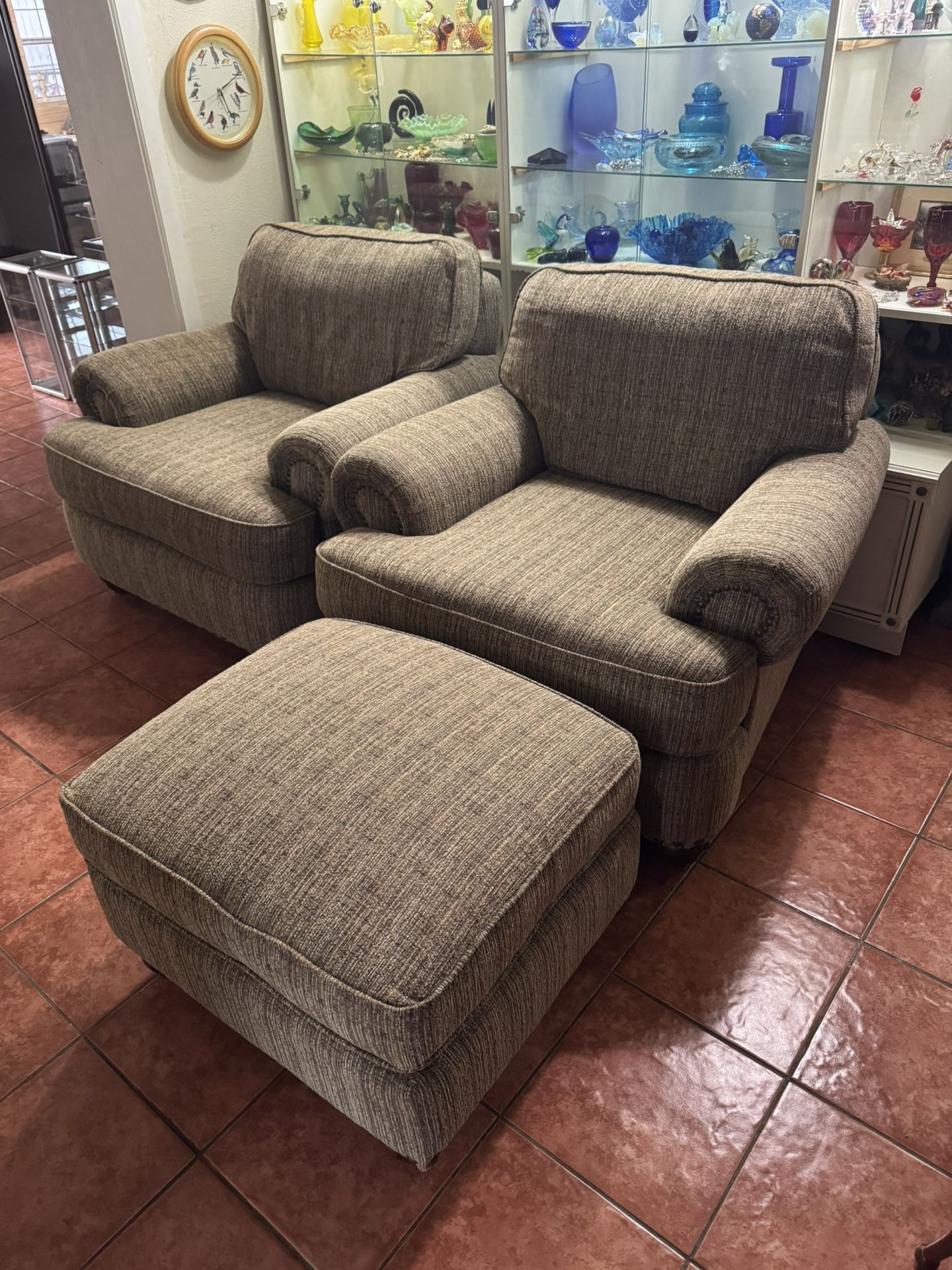 Ser Of 2 Oversized Chairs And Ottoman