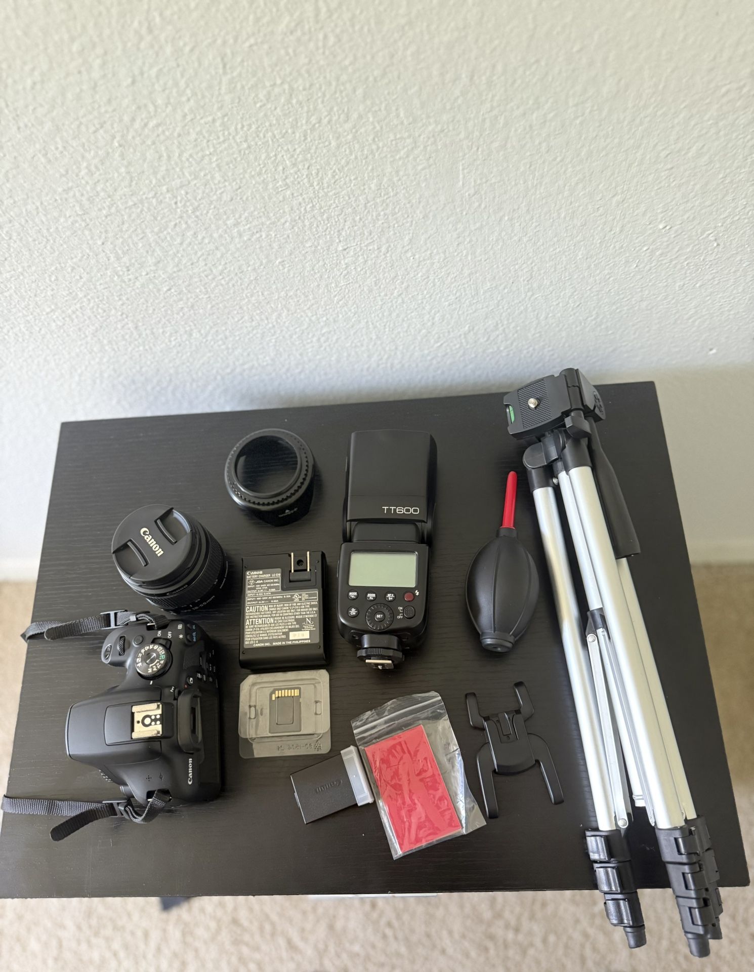 Canon Eos Rebel T7 ; Cabofoto Tripod ; Godox Flash TT600