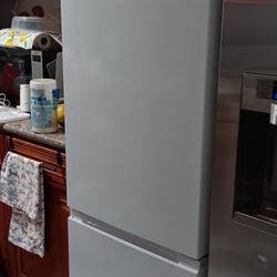 INSIGNIA REFRIGERATOR WITH FREEZER - Like new - $300 - Serious buyers 