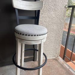 Valebeck Bar Height Upholstered Swivel Bar Stool with Contoured Back