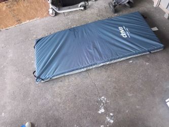 Colchoneta para personas que pasan acostadas no se enllagen $ 70  no se usó solo estaba en el garage
