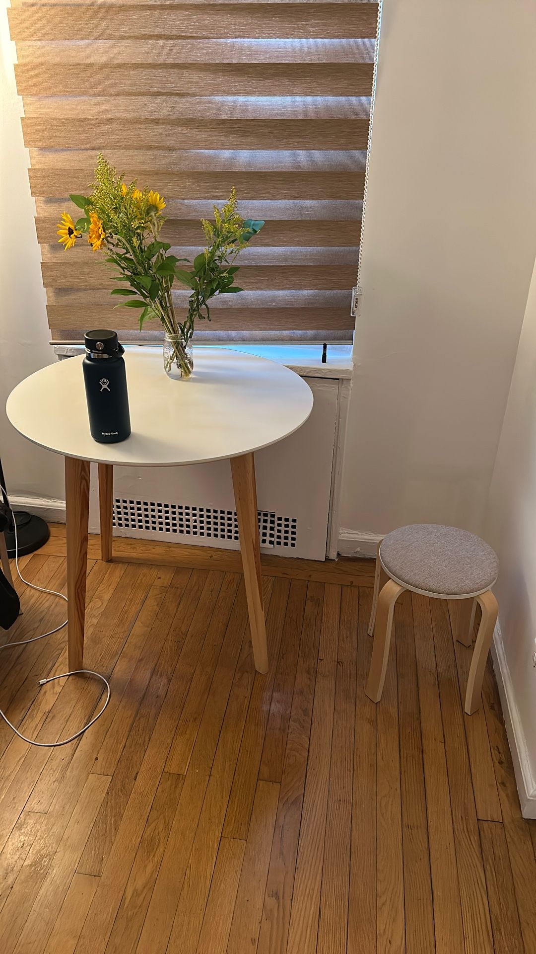 Circular Table w Stools
