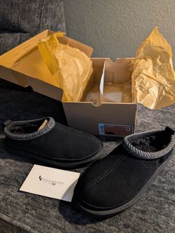 Uggs NEW size 9 $35