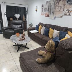 Living Room Set/chimney/recliner/ Pillows 