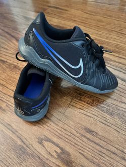 Size 4Y Kids NIKE TIEMPO LEGEND 10 CLUB INDOOR/COURT LOW-TOP SOCCER SHOES