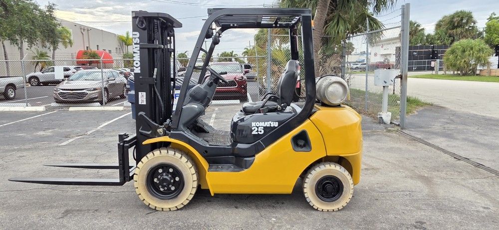 Komatsu Forklift 5000 Lbs Capacity Pneumatic Tires