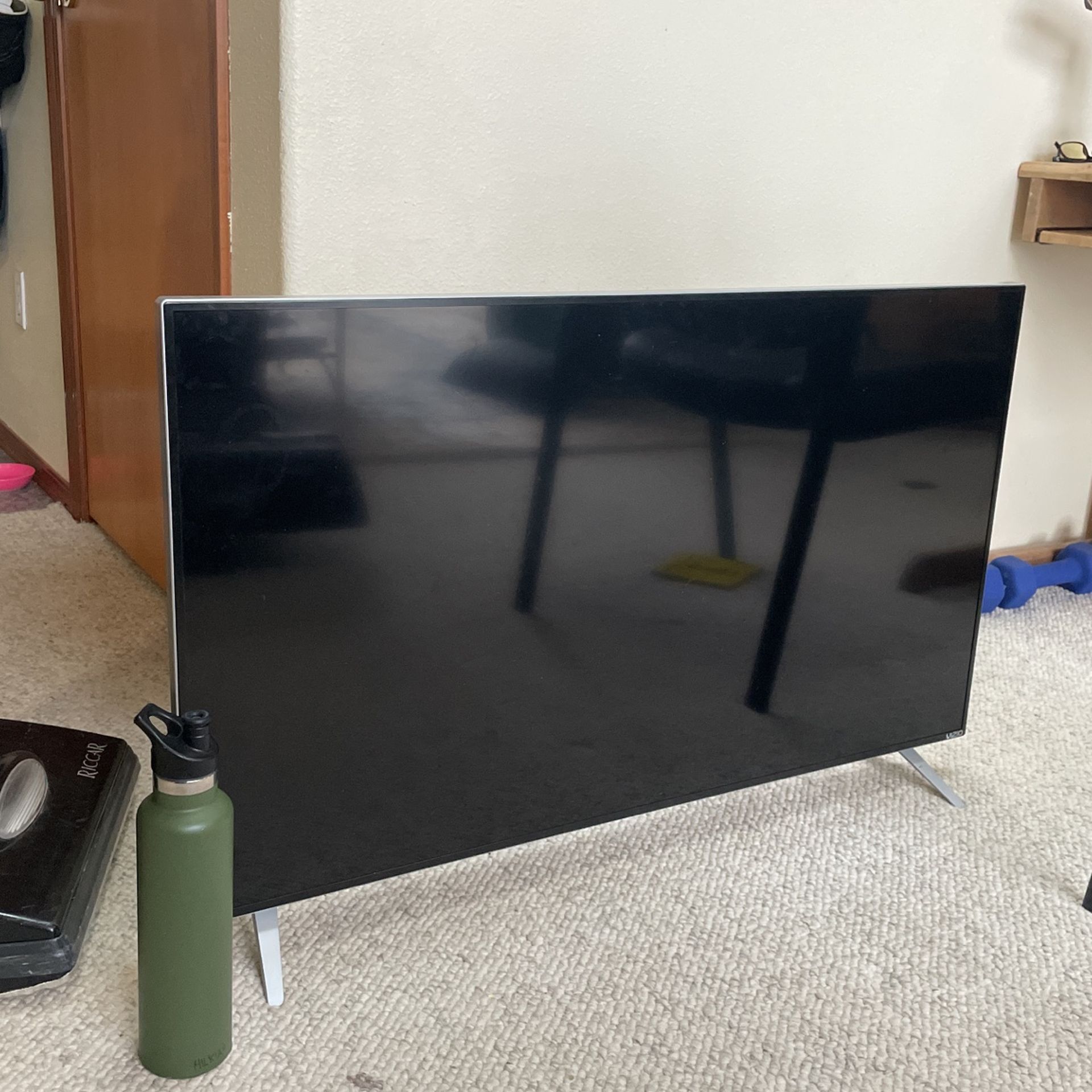 Free Vizio flat Screen TV 43” : For Parts