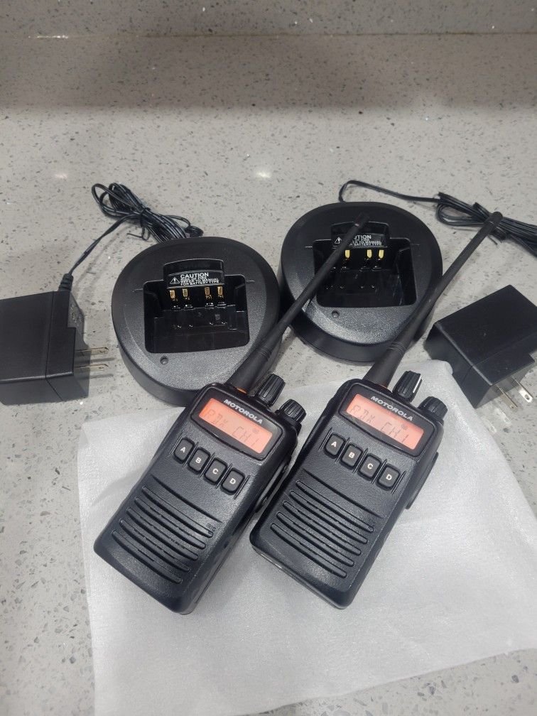 Lot of 2 MOTOROLA VX-454 UHF 5W 512CH Two Way Radios