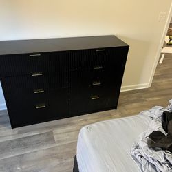 3 Pc Dresser Set. 1 Dresser 2 Night Stand 