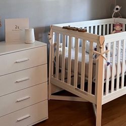 CRIB + MATTRESS + 2 SHEETS 