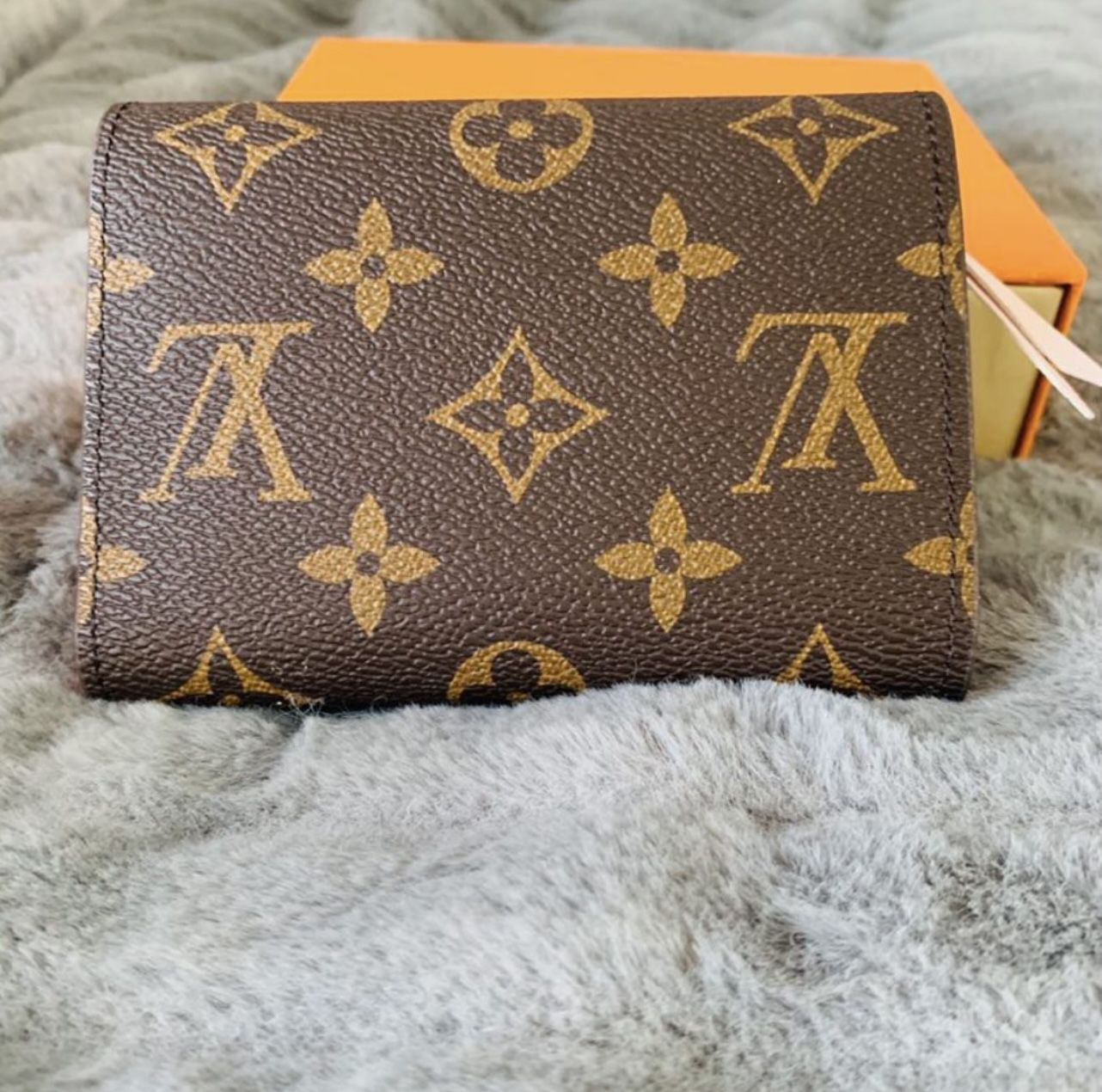 LV Wallet top quality comes with dust bag. for Sale in Victorville, CA -  OfferUp