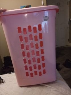 Cute pink rolling hamper, good condition clean