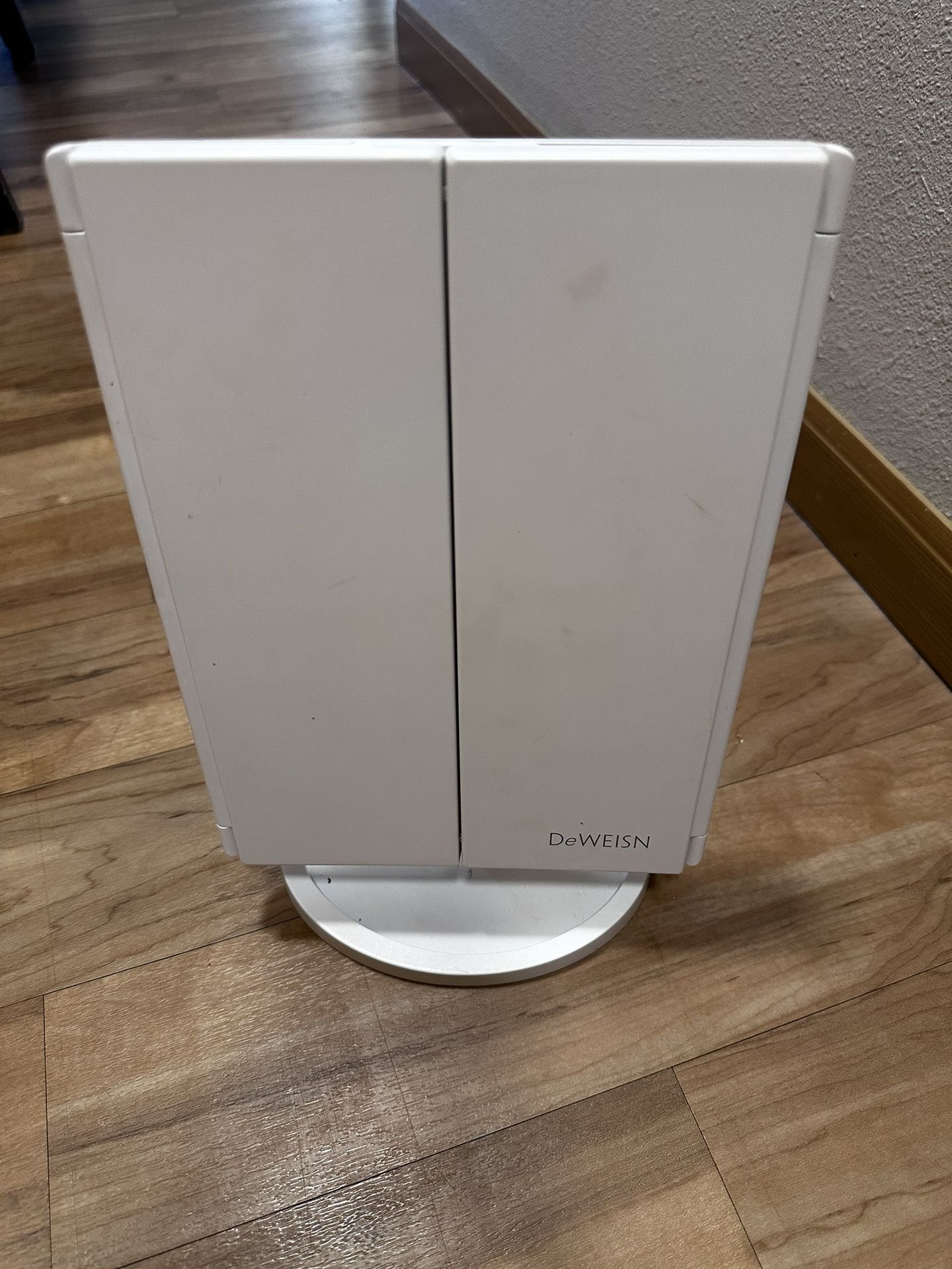 Vanity makeup mirrors