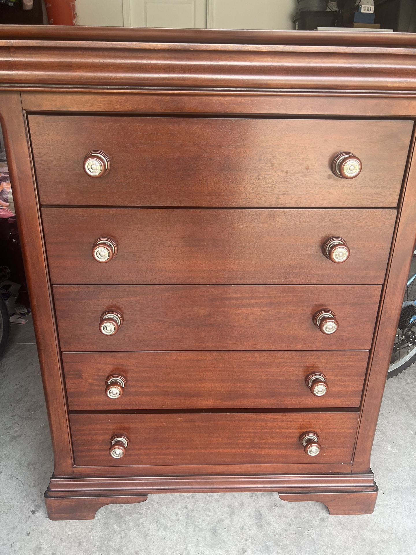 Beautiful Brown Wood Dresser, 5 draws.