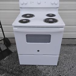 Nice White GE Electric Stove & Oven Plus Light OEM Factory New Display Model. 