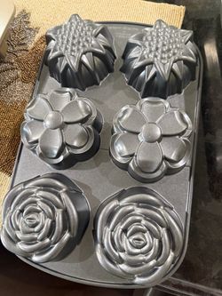 Nordic Ware Bouquet Flower Cake Pan - Cast Aluminum Bundt Muffin Tin