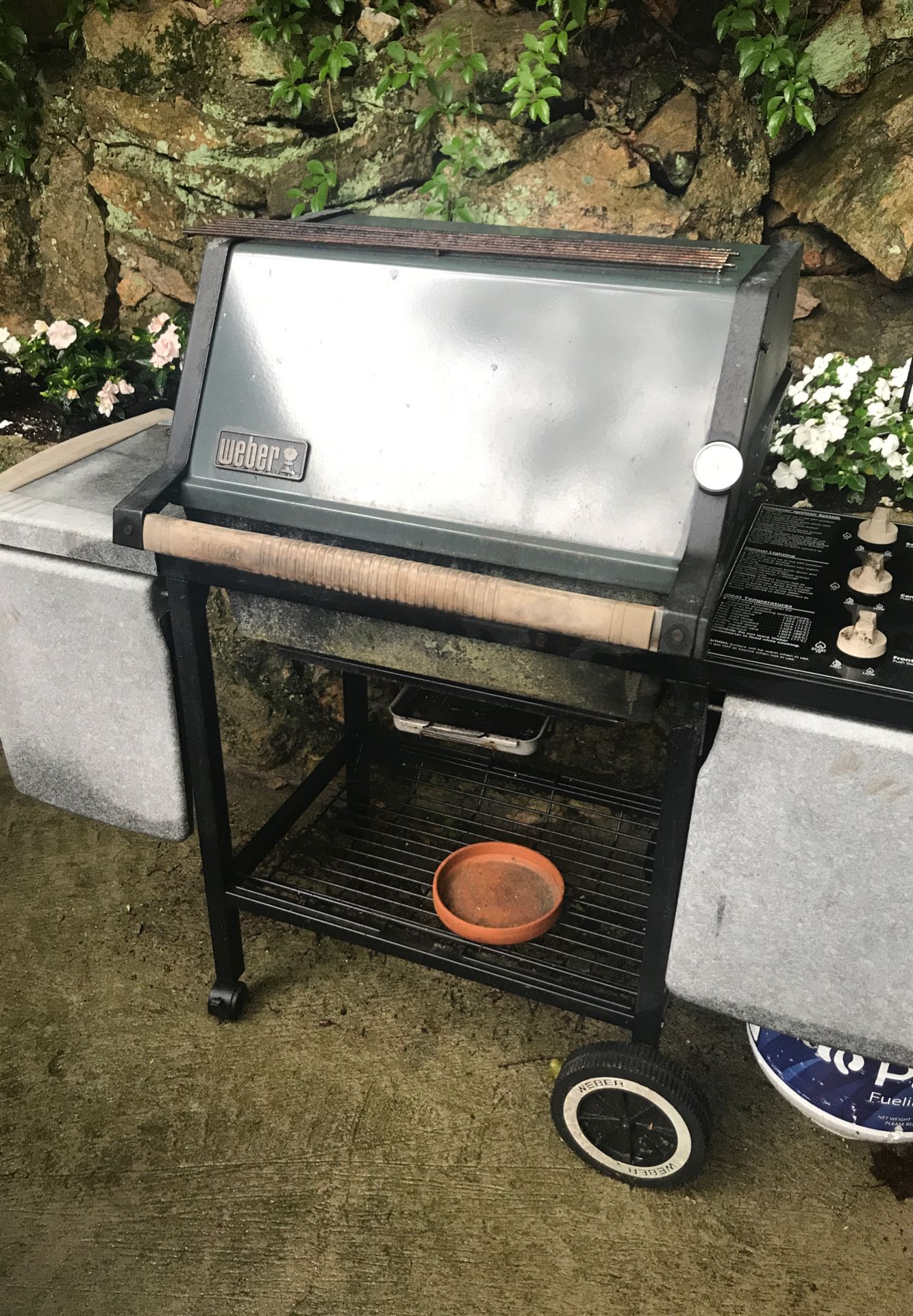 Weber pre owned grill w full gas tank