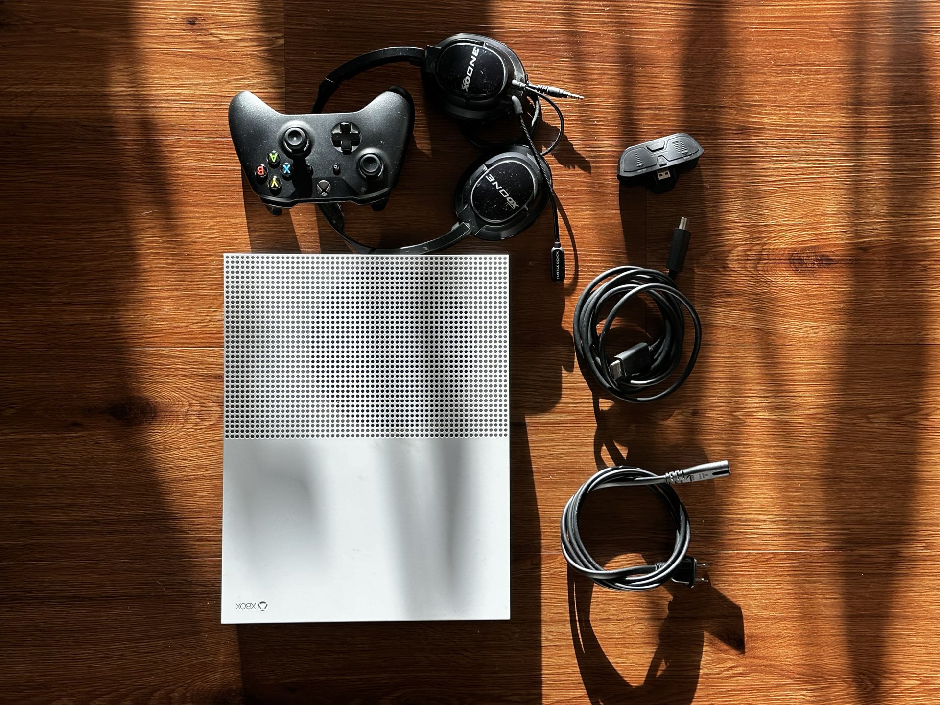 Xbox One S 500gb + Turtle beach Mic Headset