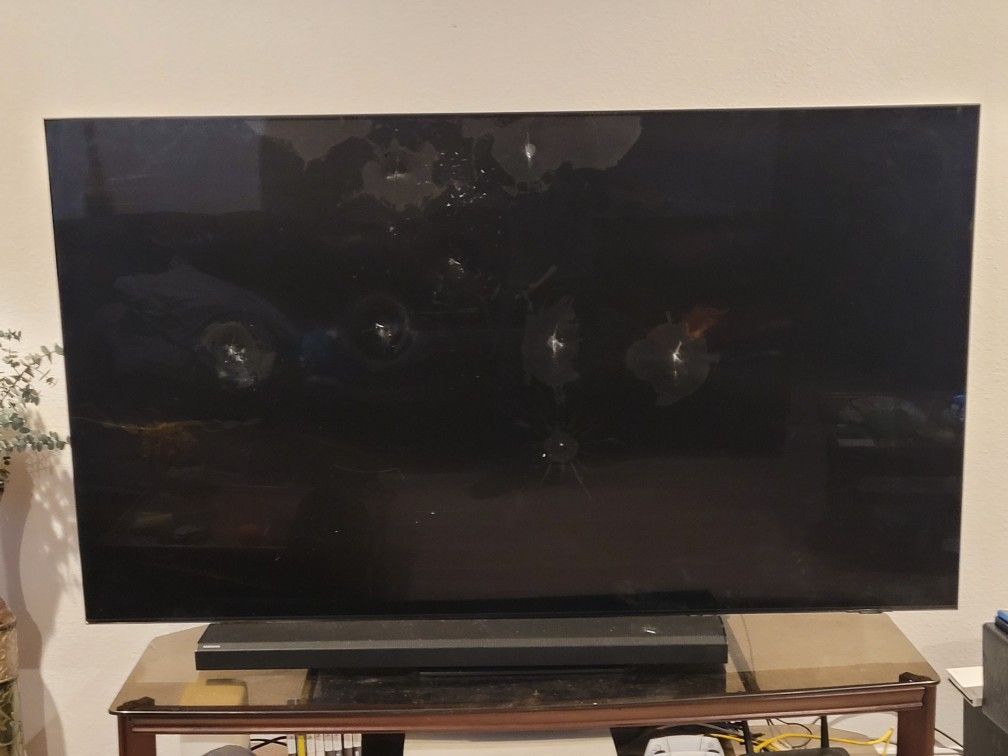 3 Flat Screen Tvs With Broken Screens AS IS