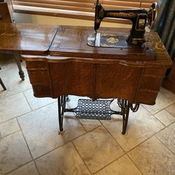 Standard Sewing Machine In Beautiful Caninet