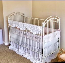 Pretty~white~iron~shabby chic~crib