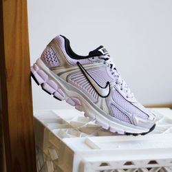 W NIKE ZOOM VOMERO 5 "BARELY GRAPE/METALLIC SILVER-PHOTON DUST"