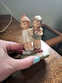 Berta Hummel "Token of Love" (BH 20) porcelain figurine produced by Goebel in 1996