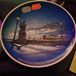 Rosenthal 1974 Christmas collector plate featuring a winter scene of Würzburg-Marienburg castle by artist Georg Küspert. 