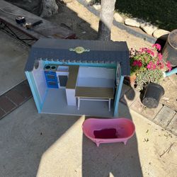 American Girl Doll Beach house And Bathtub 