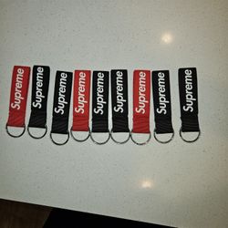 SUPREME KEY CHAIN